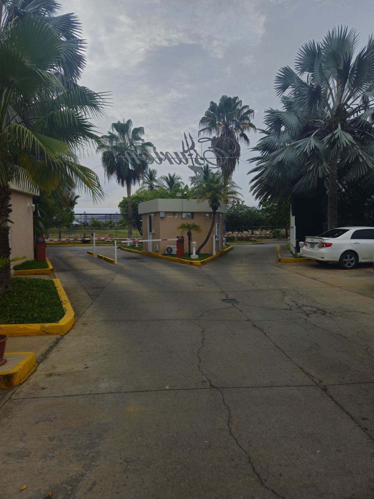 Entrada principal con garita de vigilancia