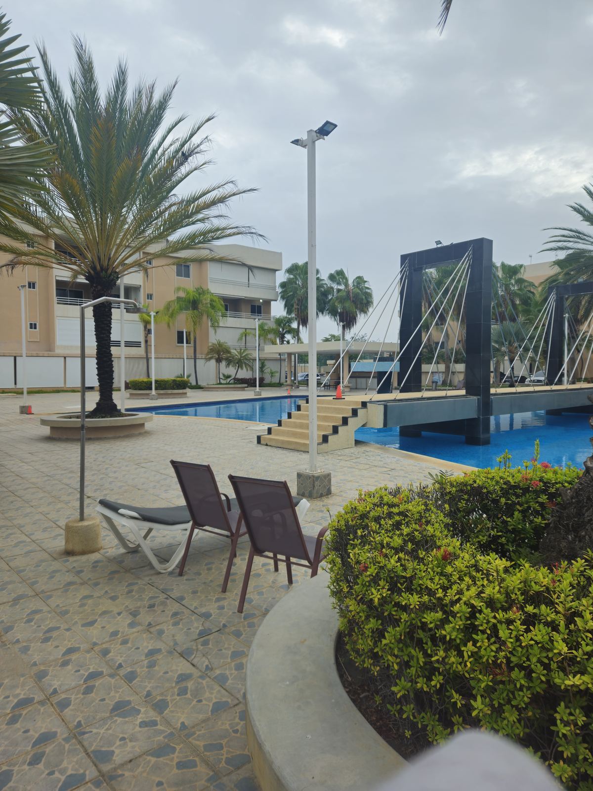 Pérgolas junto a la piscina